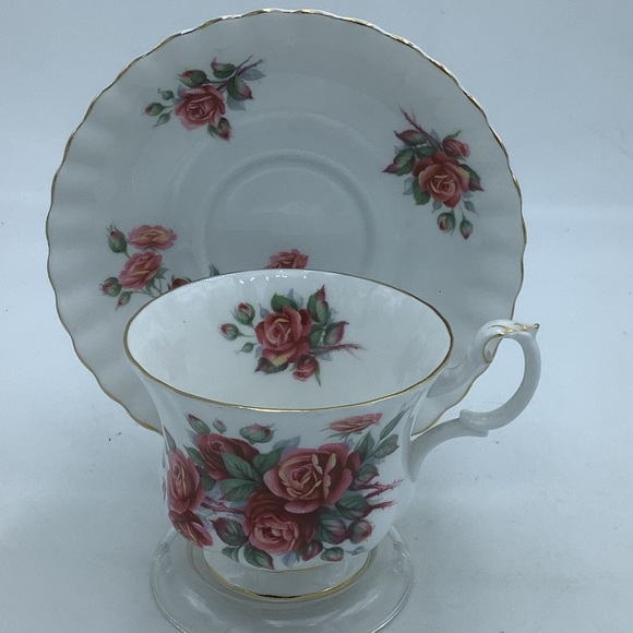 Vintage 1967 Royal Albert England Centennial Rose Bone China Teacup and Saucer - Picture 2 of 12